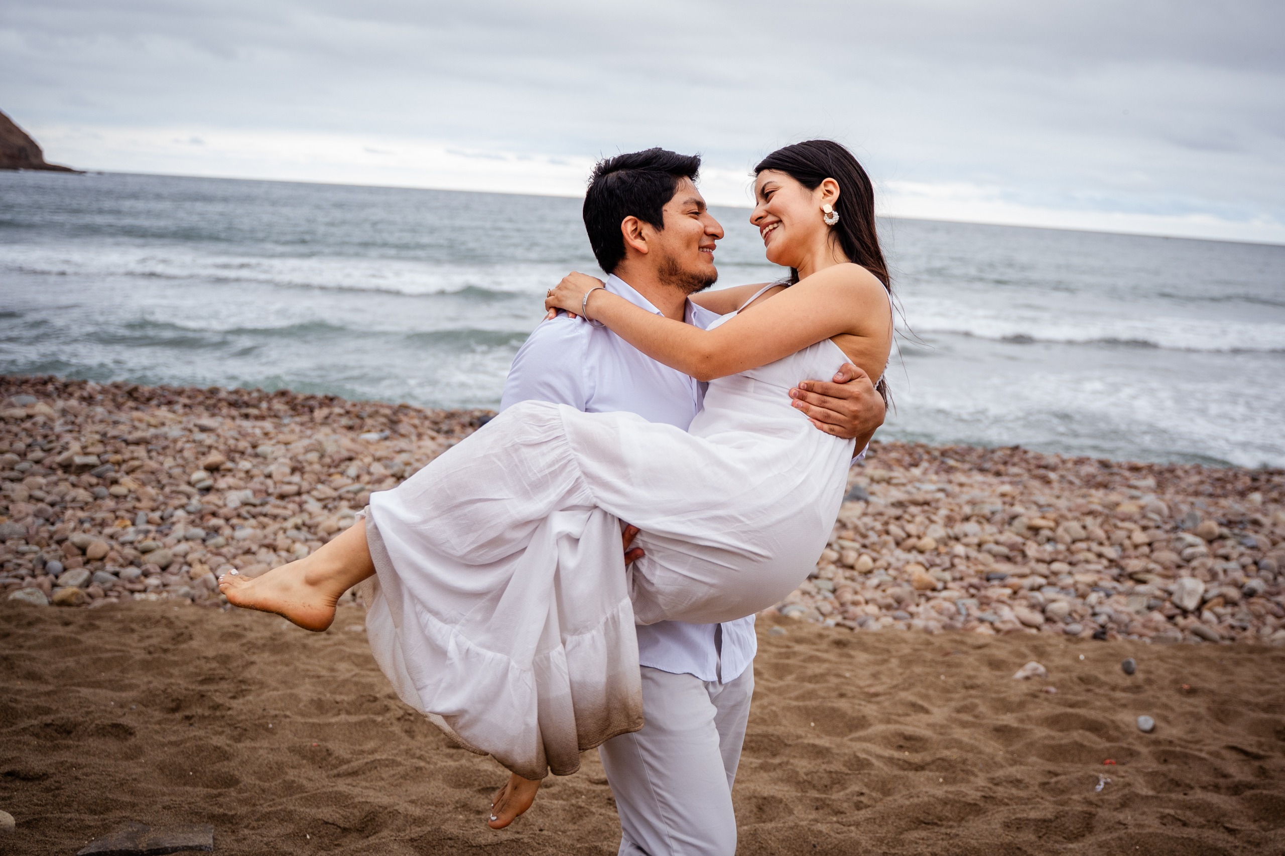 Gabriel carga a Ximena en la playa