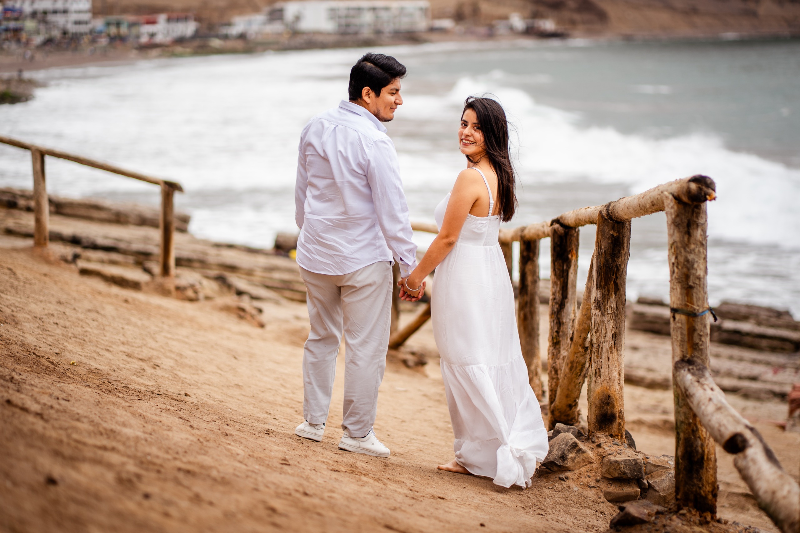 Gabriel y Ximena tomados de la mano en la playa